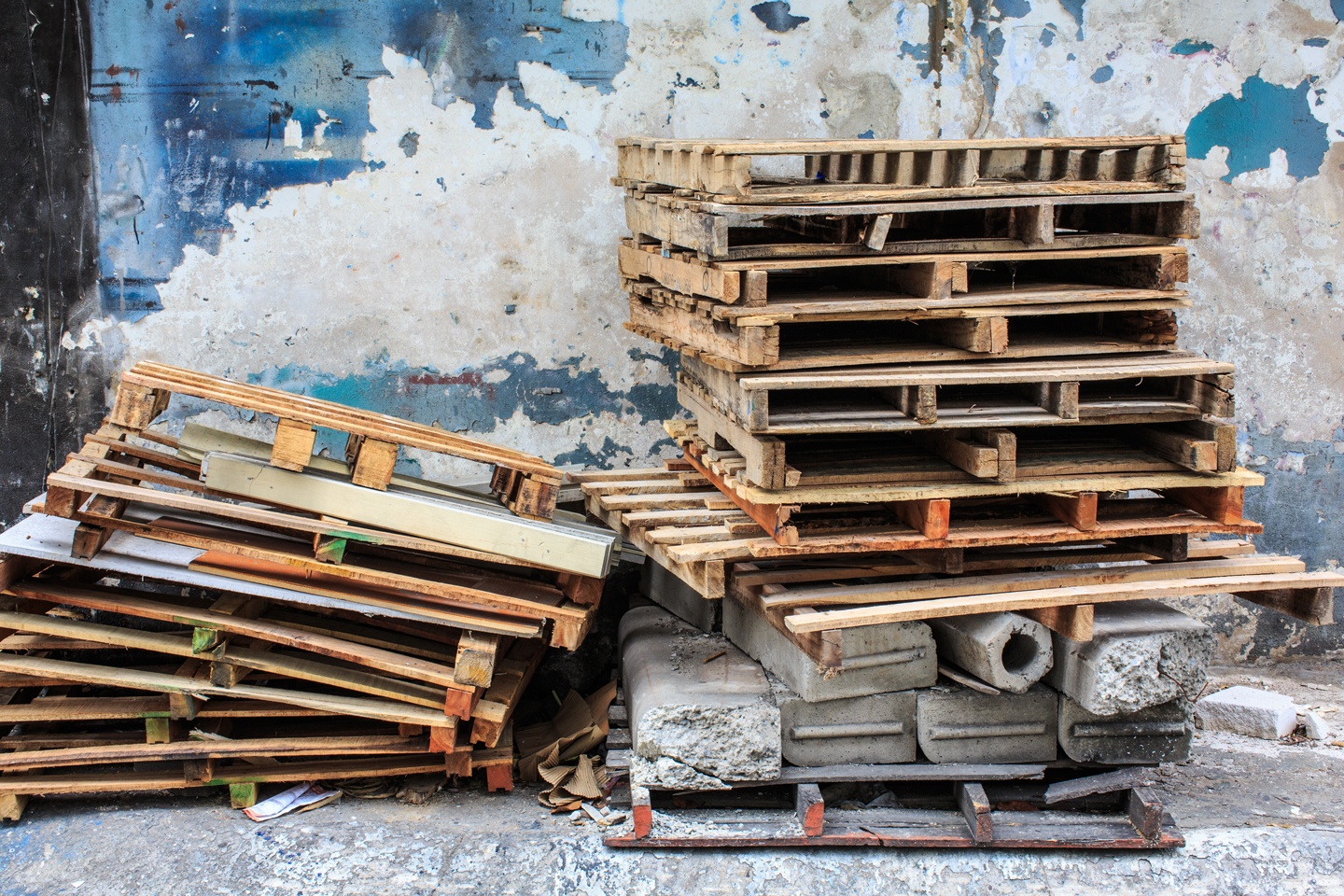 Ici, on transforme les palettes en bois abîmées en granulés de